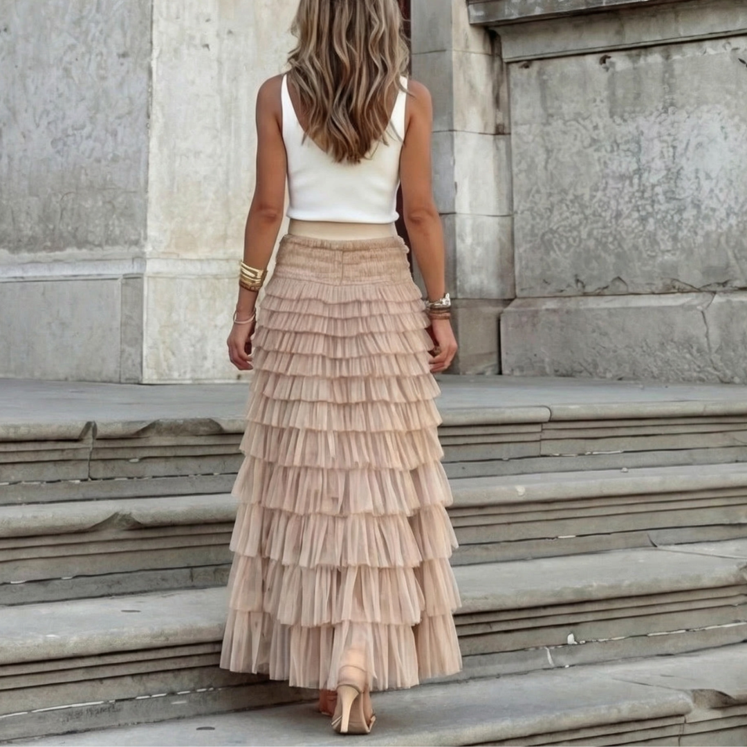 Jupe tulle beige longue vue complète sur escaliers extérieurs