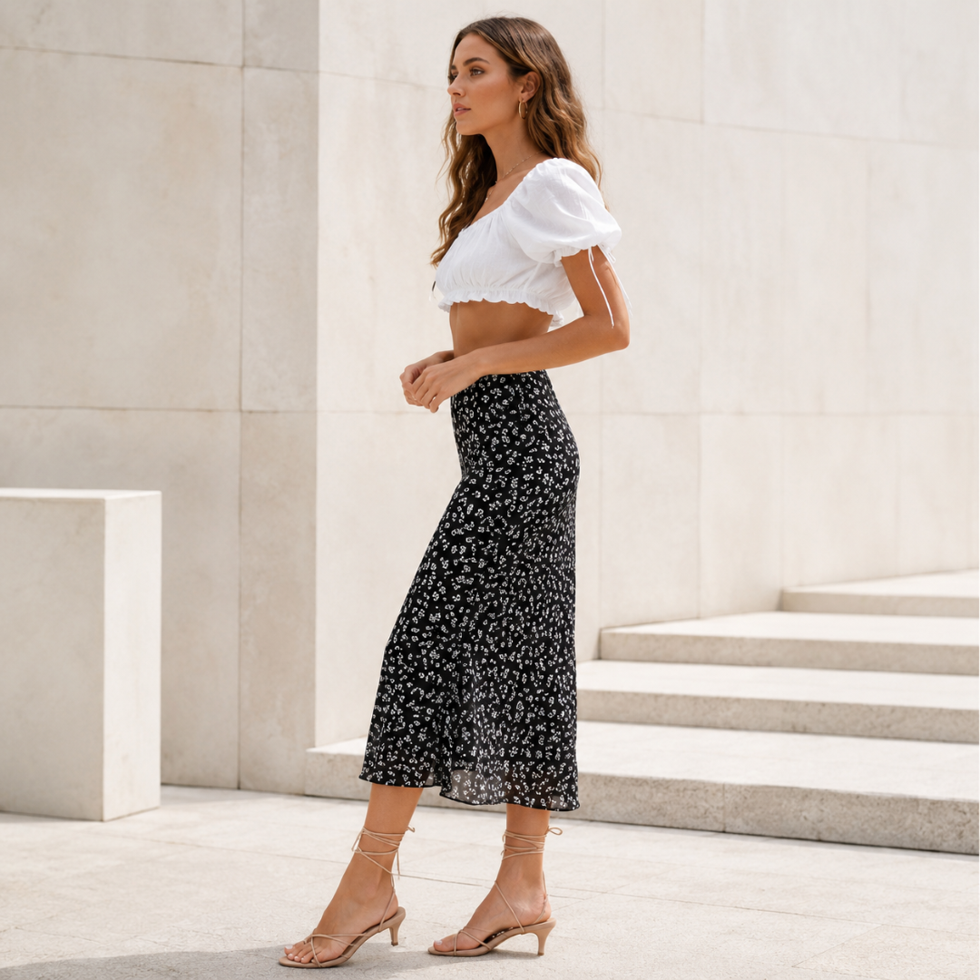 Vue de profil de la jupe midi fleurie taille haute et sa coupe fluide