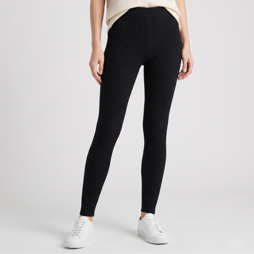 Legging femme côtelé noir slim, vue de face porté avec sneakers blanches