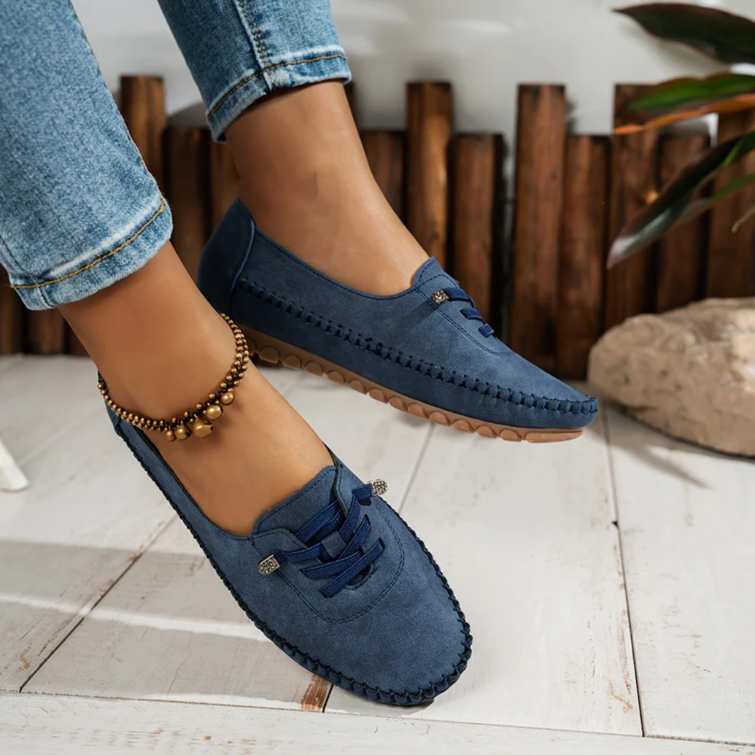 Loafers bleus à lacets décoratifs portés avec un jean, vue de face