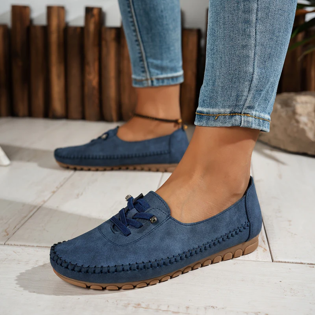 Loafer bleu détail couture mocassin, vue rapprochée