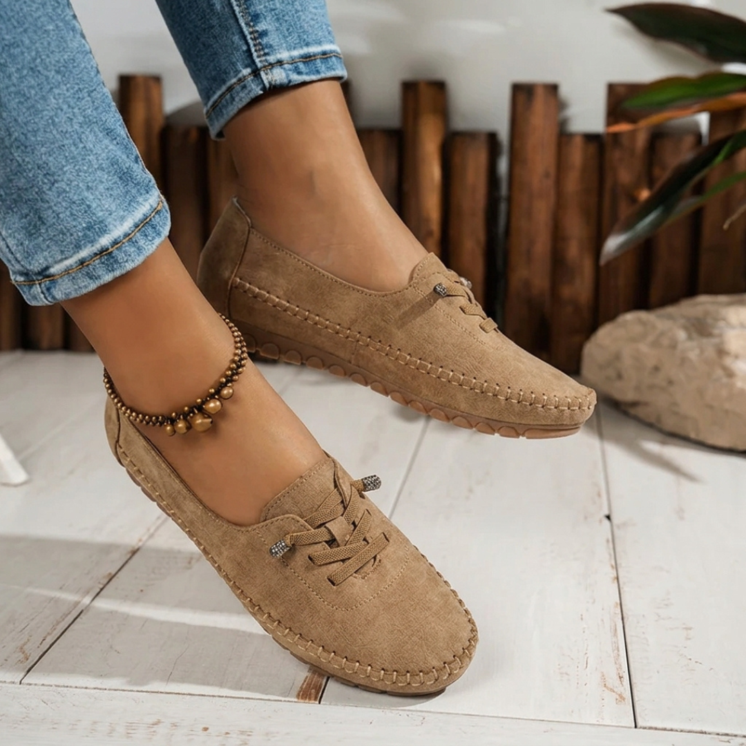 Paire de loafers camel posée sur sol clair, détail semelle