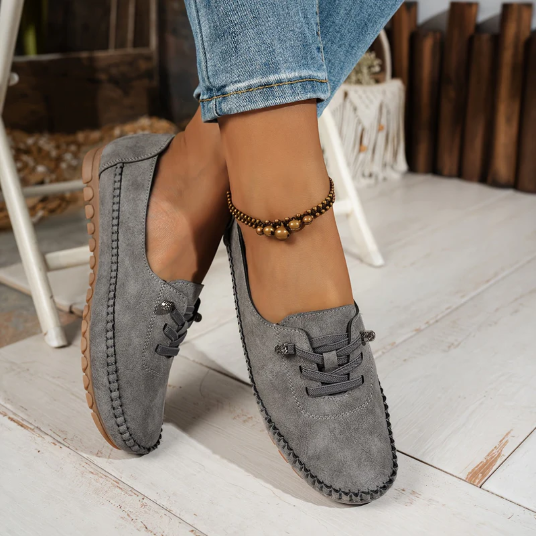 Loafers gris à lacets décoratifs portés avec un jean, vue de face