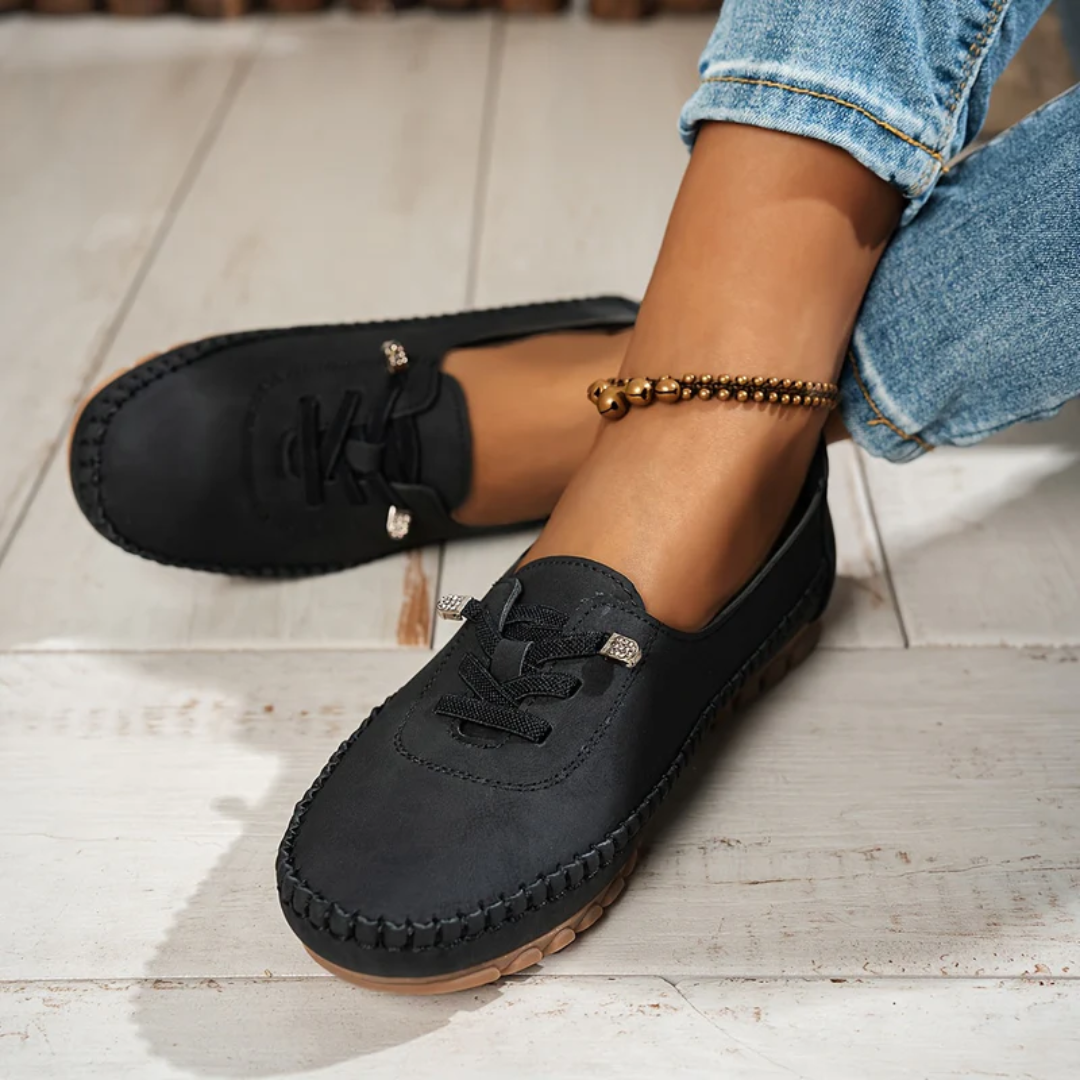 Loafers noirs à lacets décoratifs portés avec un jean, vue de face