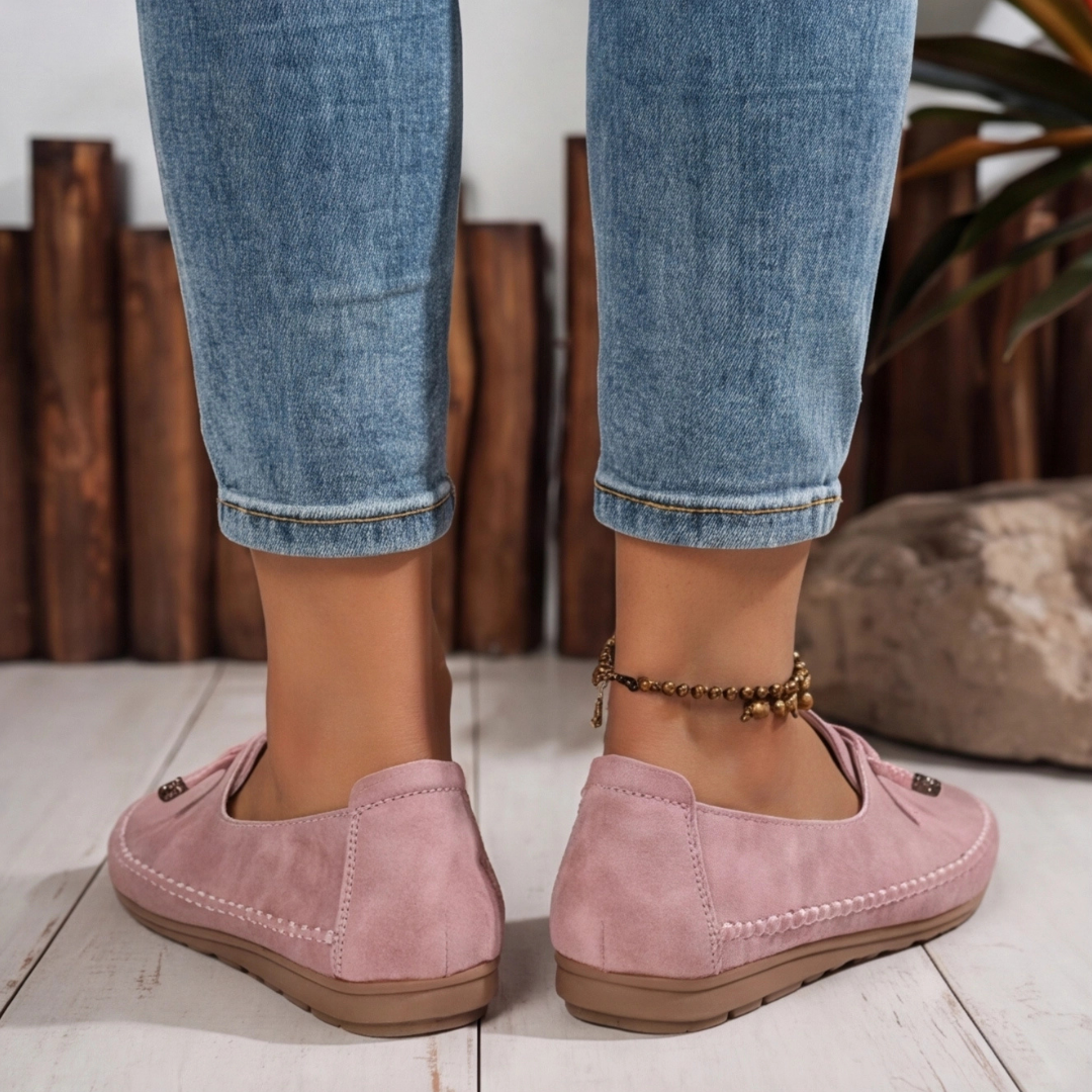 Loafers roses portés avec un jean retroussé, vue de côté