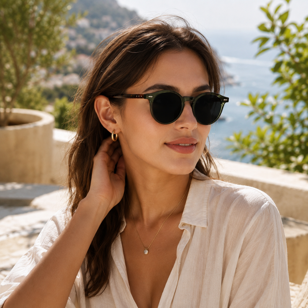 Femme portant des lunettes de soleil rondes à monture verte, style élégant et décontracté