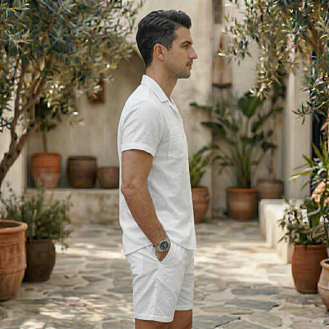 Ensemble homme short et chemise blanche de profil, main dans la poche
