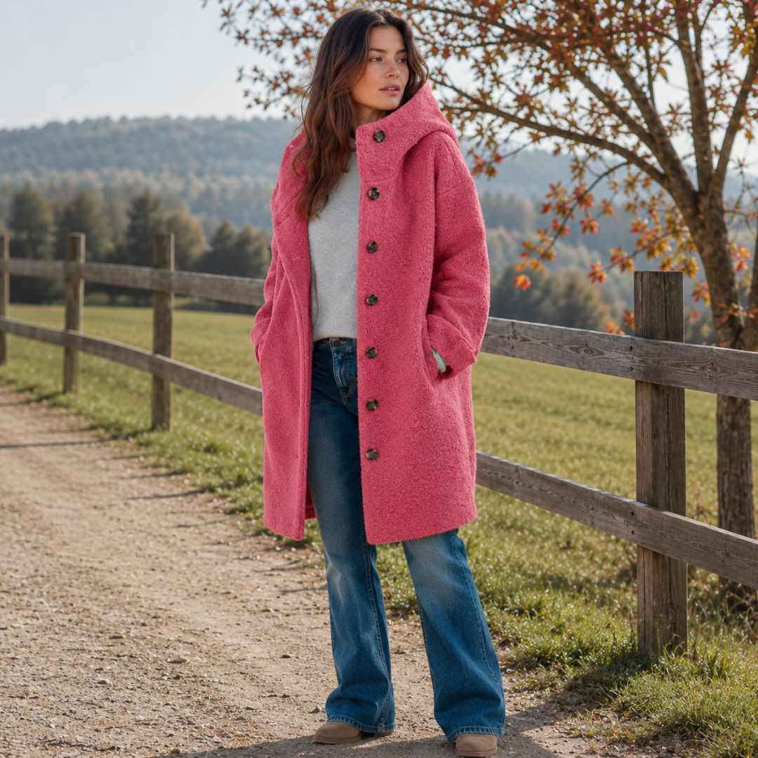 Manteau femme rose boutonné devant, capuche relevée, porté avec un pantalon large bleu