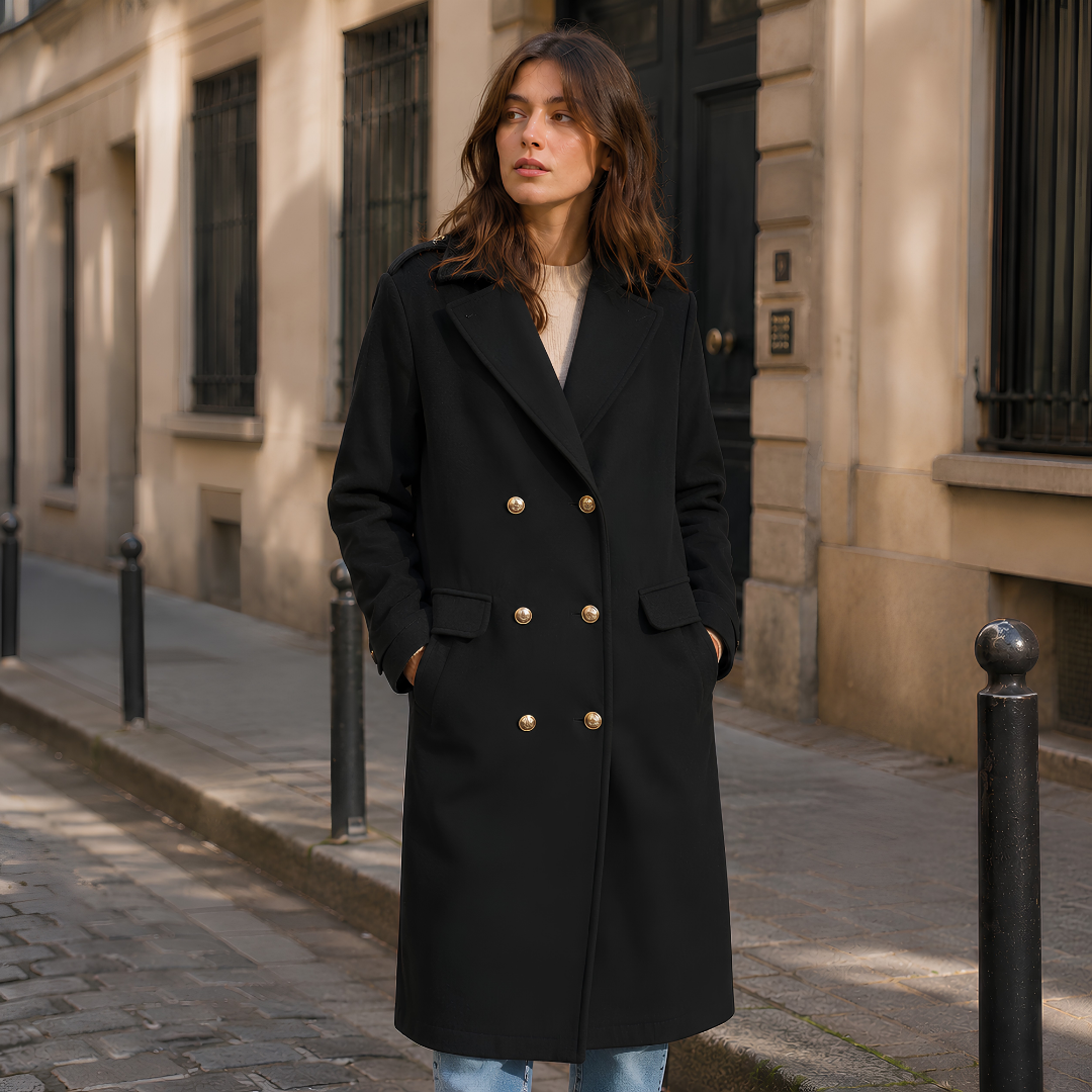 Manteau noir long à revers crantés et boutons dorés contrastants
