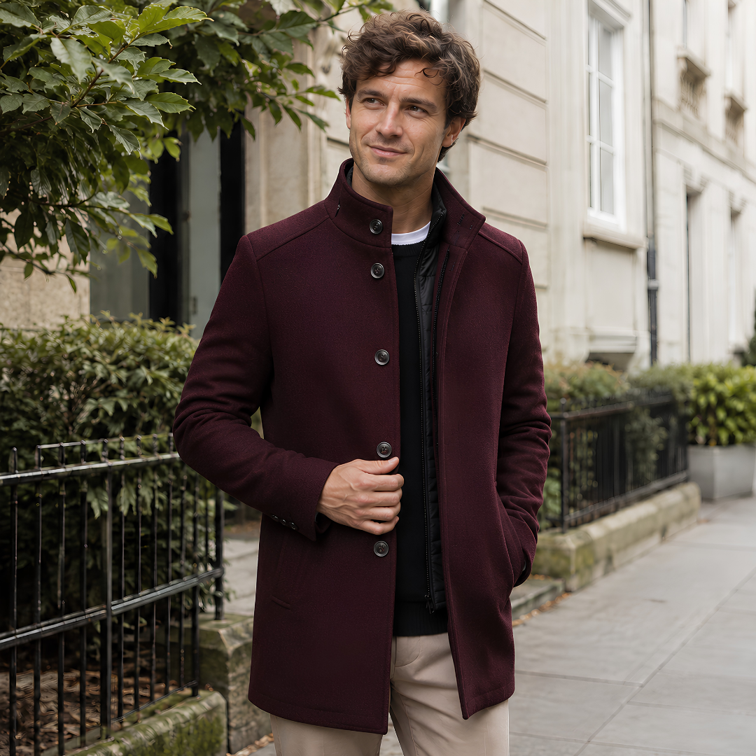 Manteau homme bordeaux à col montant boutonné et ligne droite mi-longue