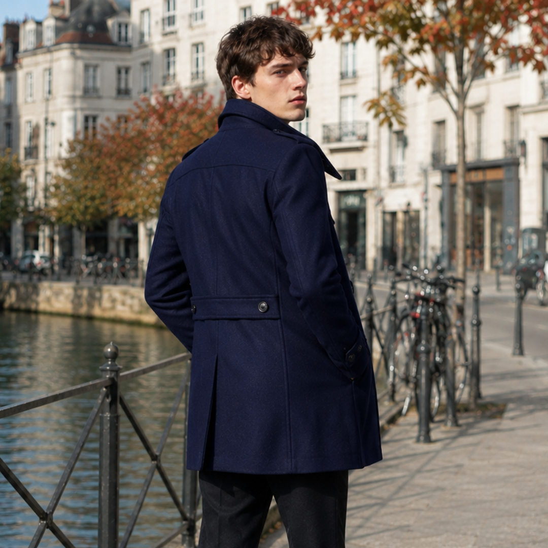 Dos du manteau homme bleu marine avec demi-ceinture boutonnée et fente centrale