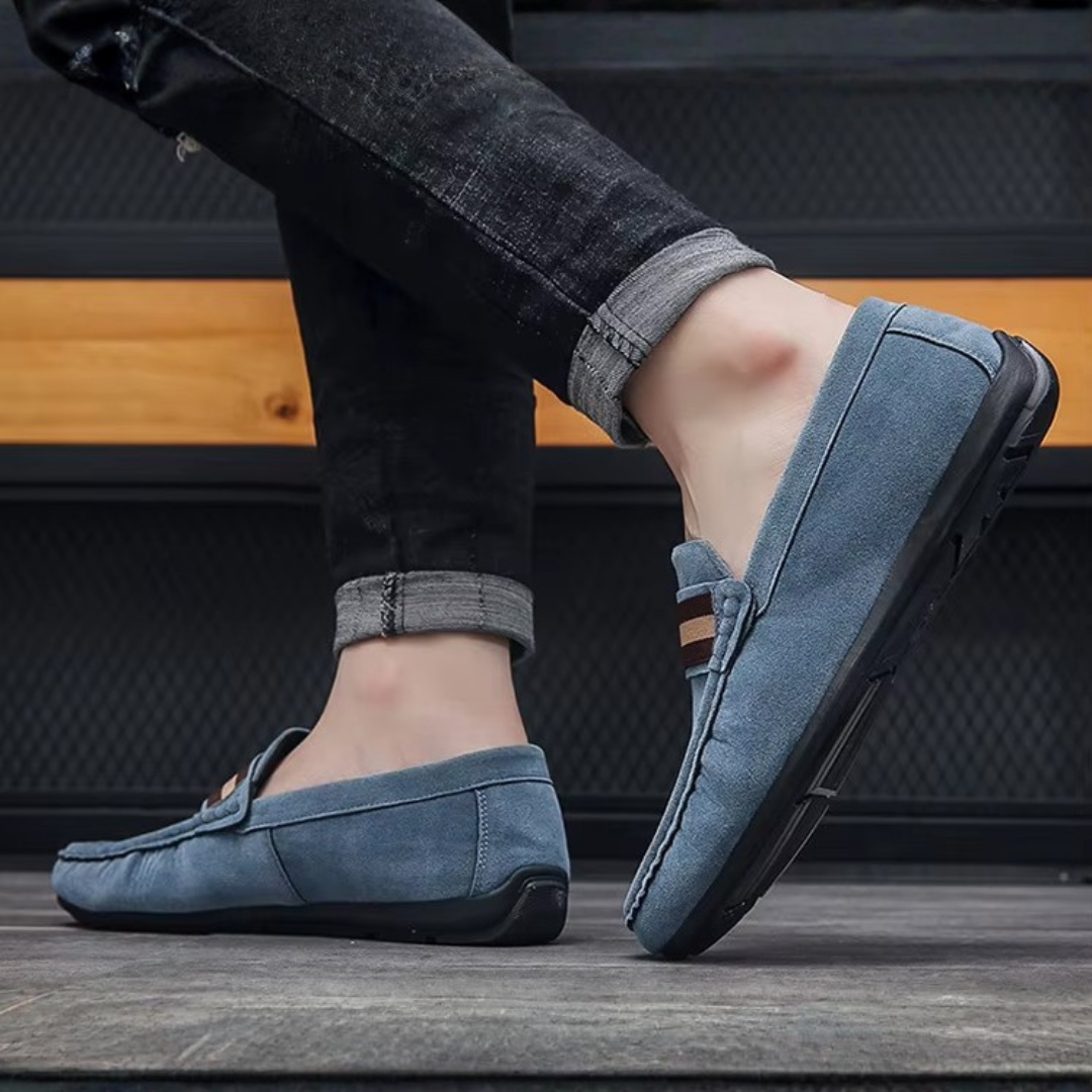 Mocassins bleus portés avec pantalon sombre, vue de côté