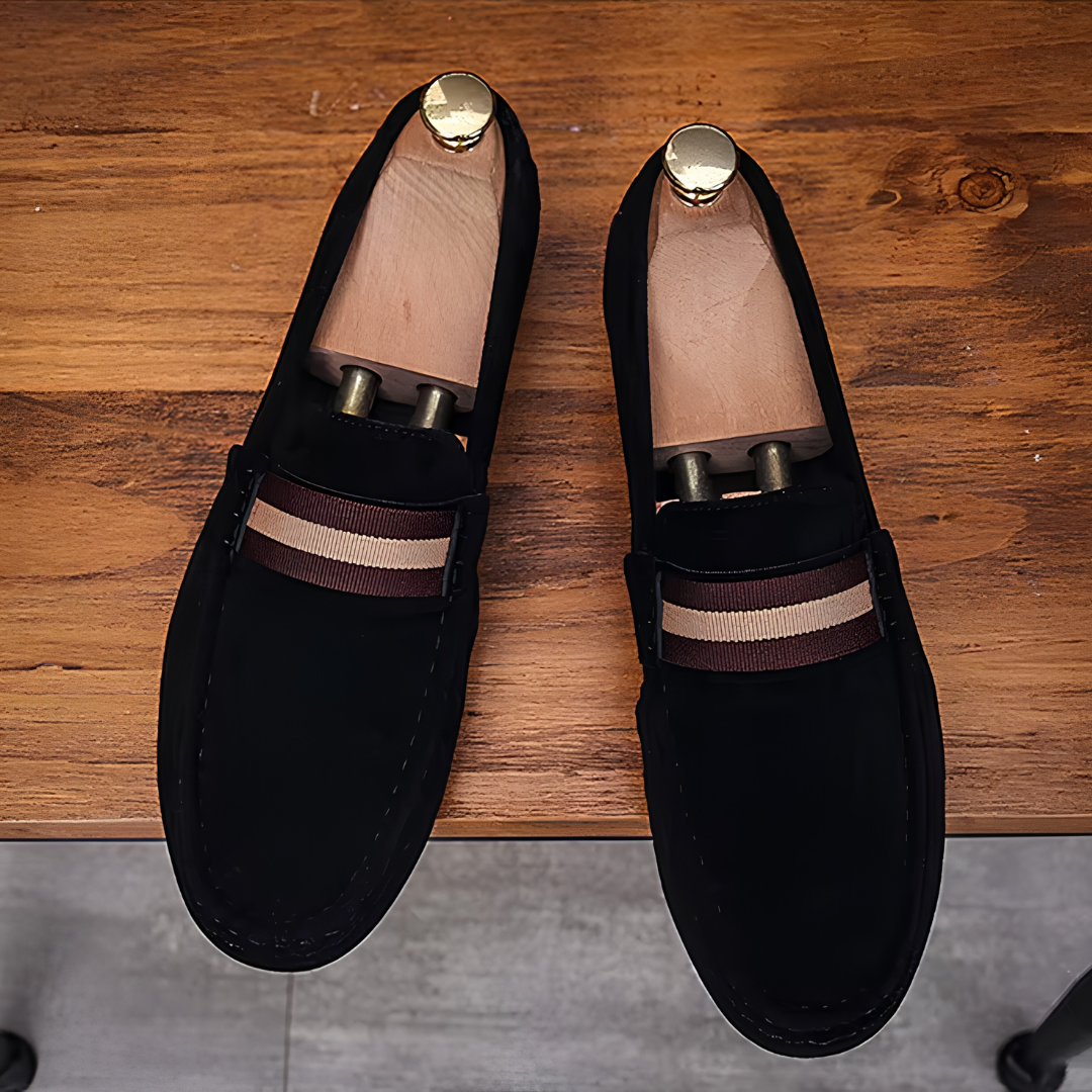Vue de dessus de mocassins noirs portés avec une tenue décontractée