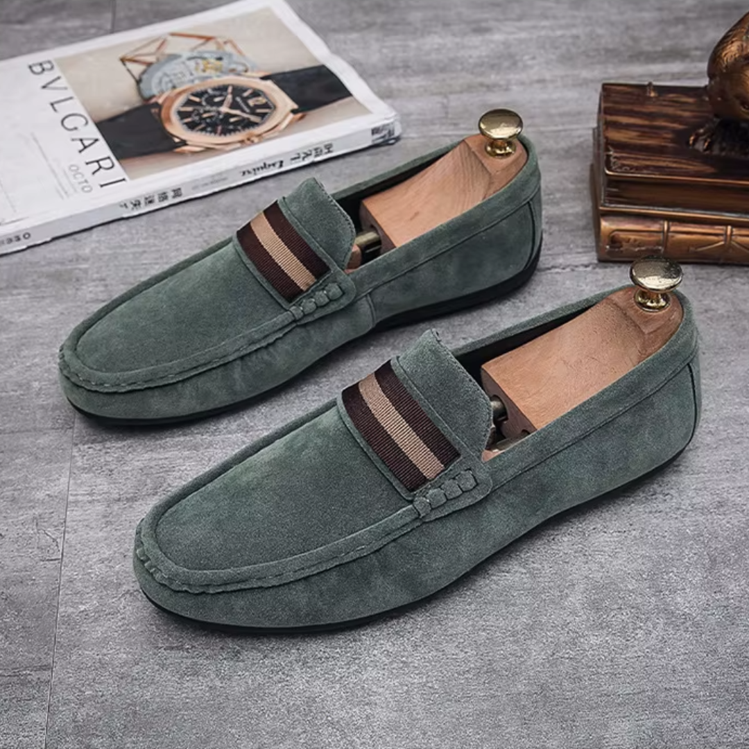 Paire de mocassins verts en daim avec présentoir en bois doré