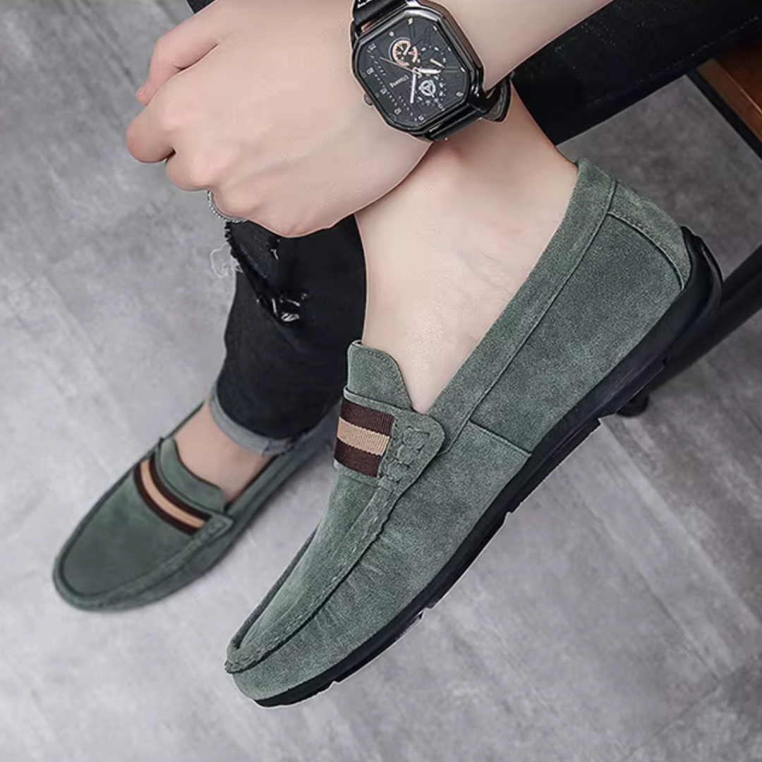 Vue de côté de mocassins verts portés avec une chaussette sombre