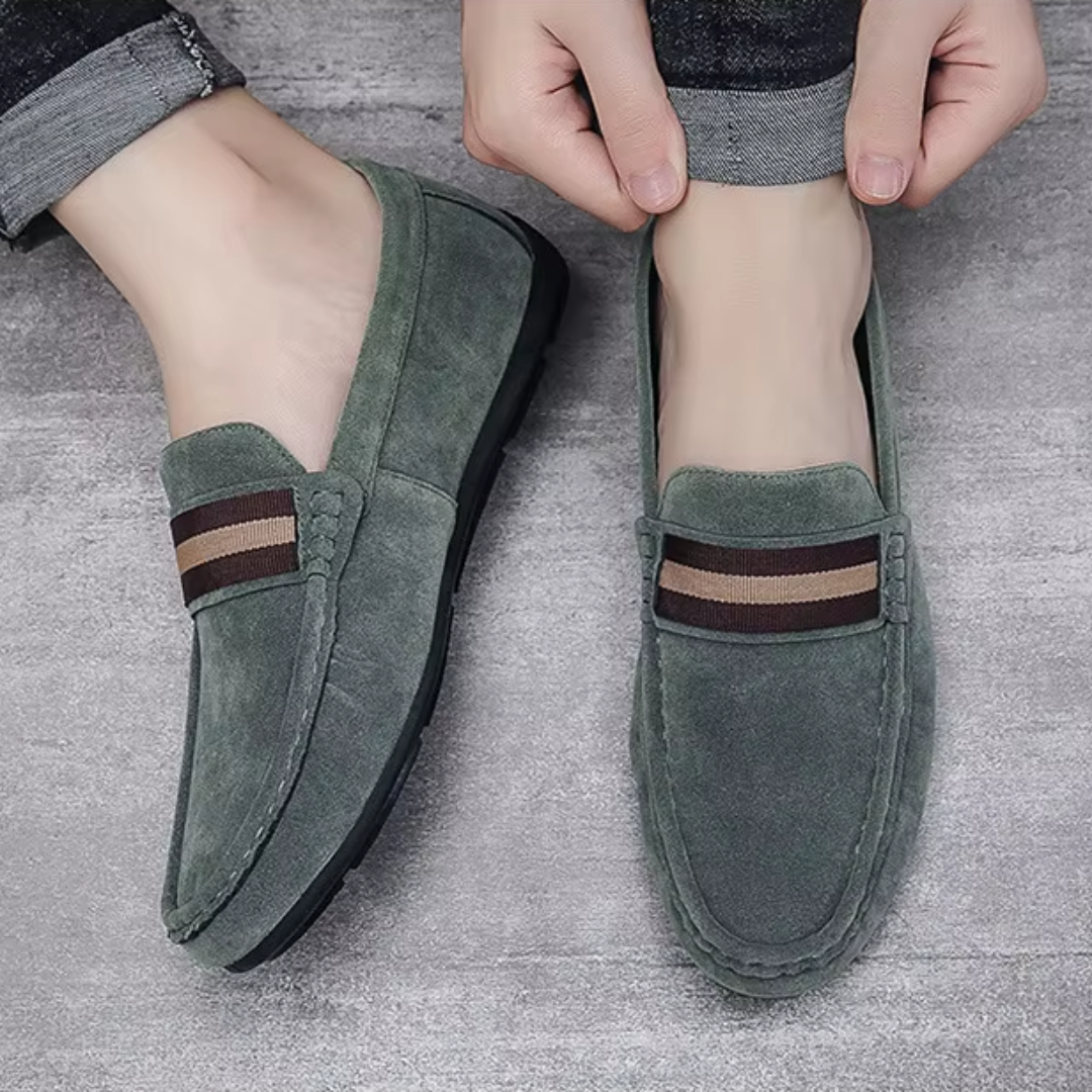 Mocassins verts portés, vue de profil sur jambe masculine