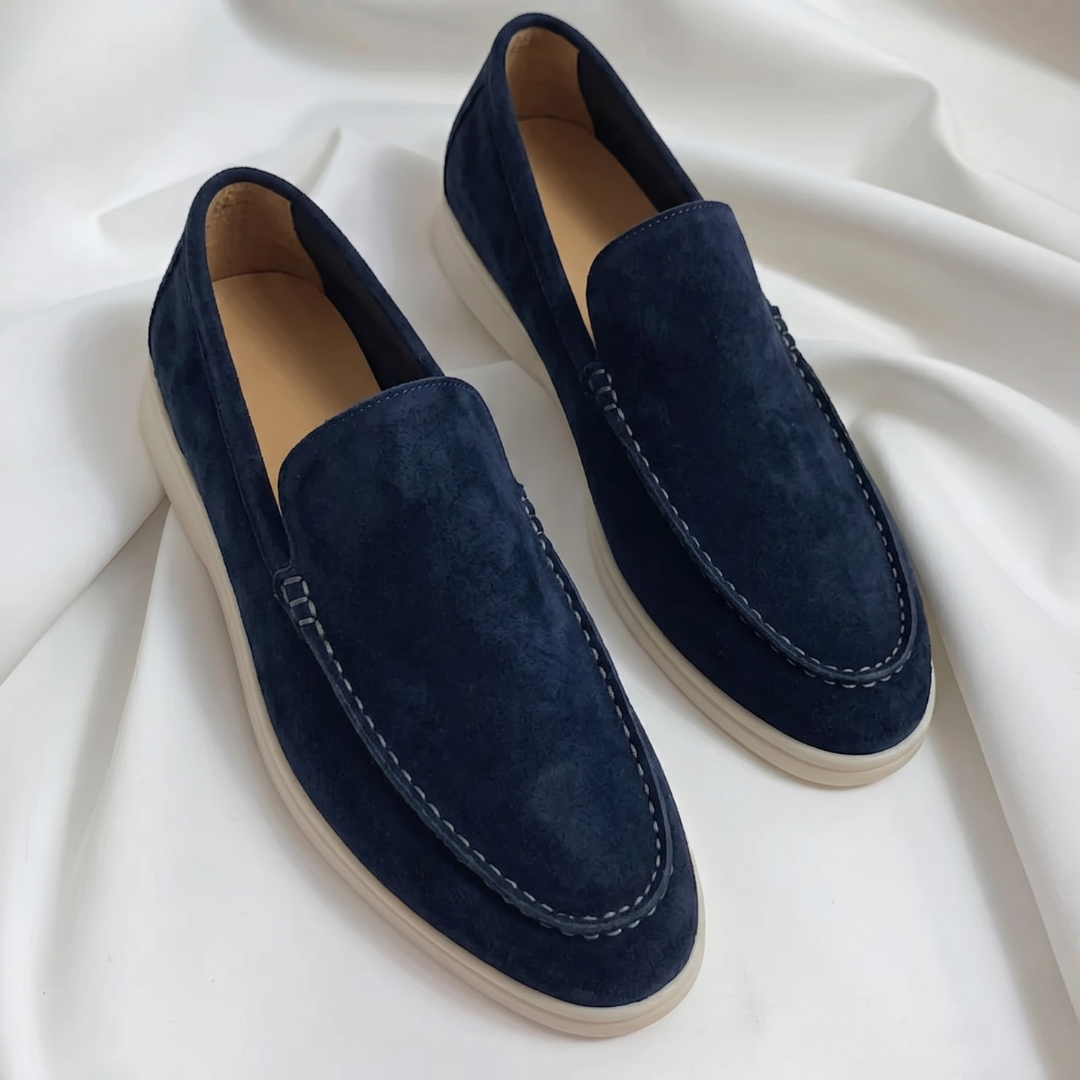 Paire de mocassins homme suédés bleu marine sur tissu blanc
