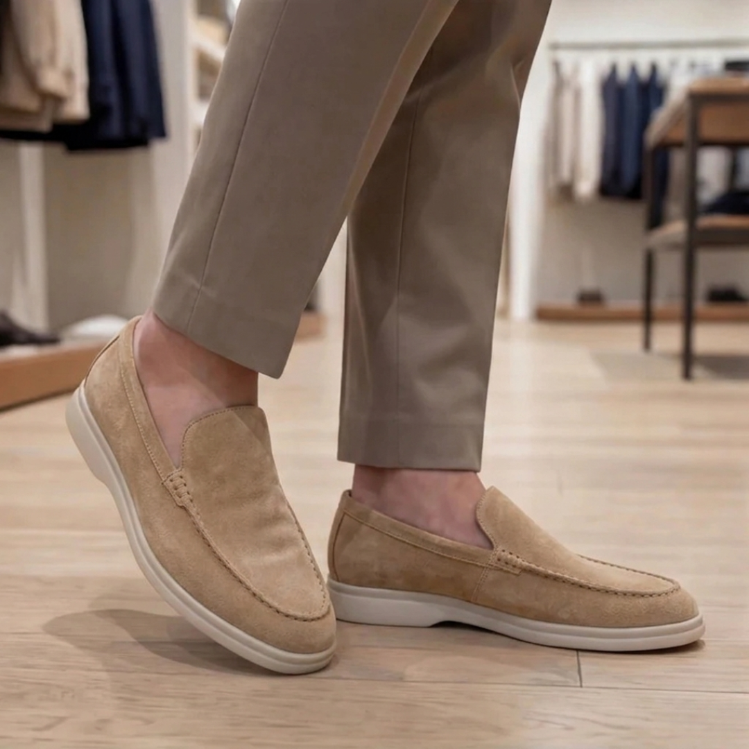 Mocassin kaki porté avec pantalon beige, vue de côté en extérieur