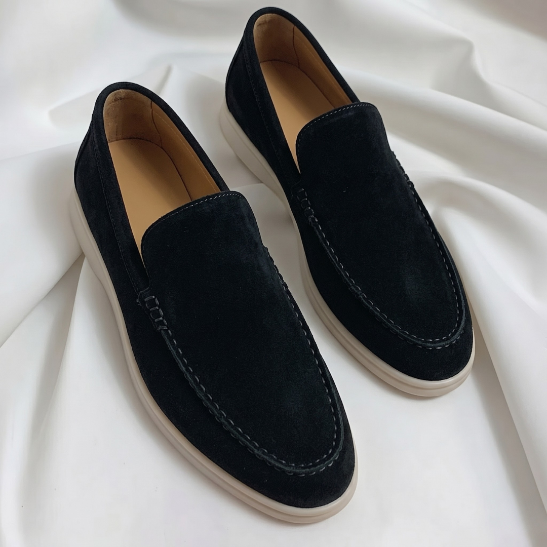 Paire de mocassins homme suédés noir sur tissu blanc