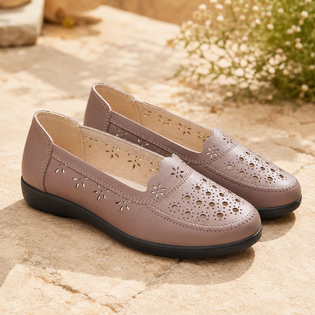 Mocassins femme taupe ajourés, doublure claire visible et semelle noire légèrement compensée