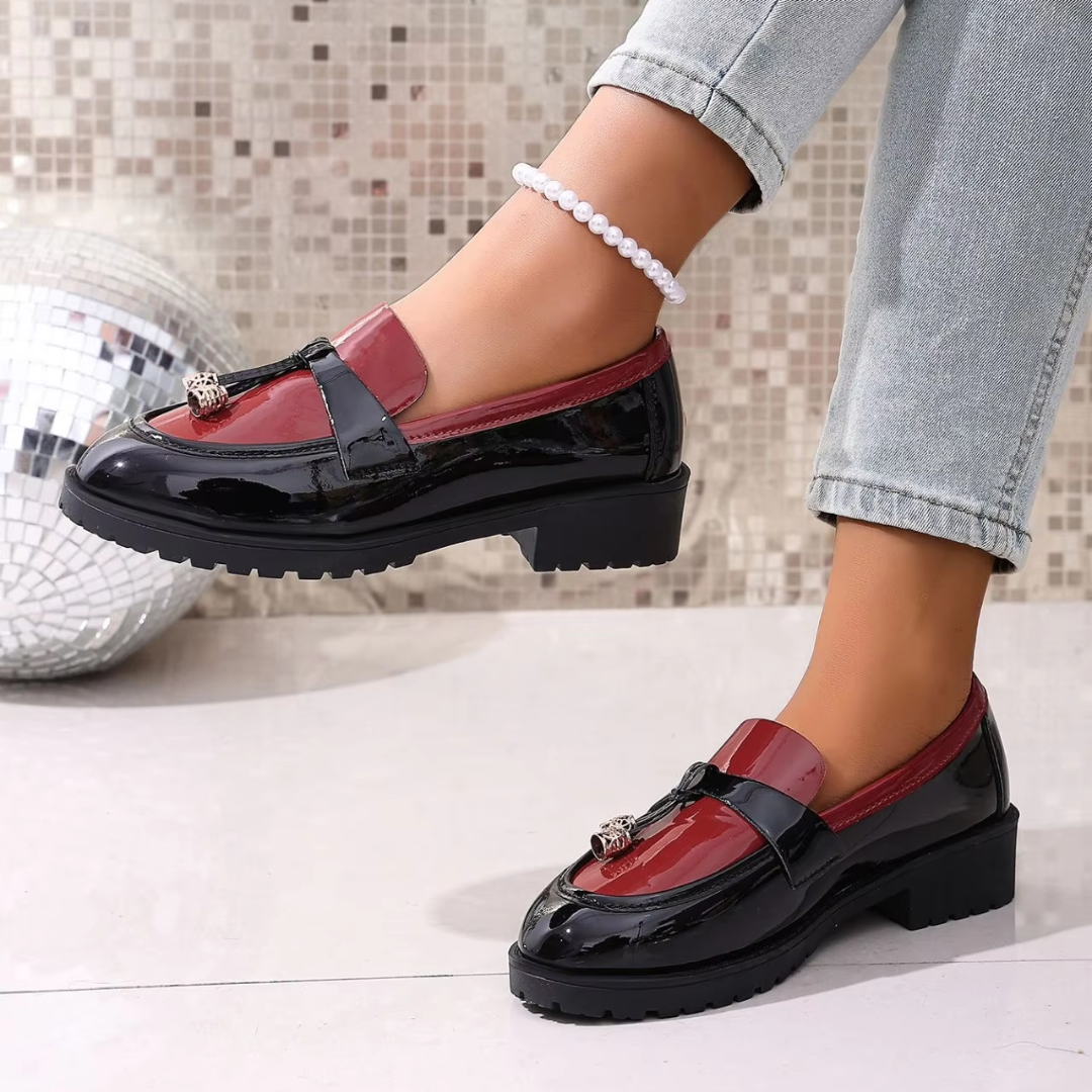 Mocassins femme bicolores vus de côté, bout rond et petit talon bloc noir