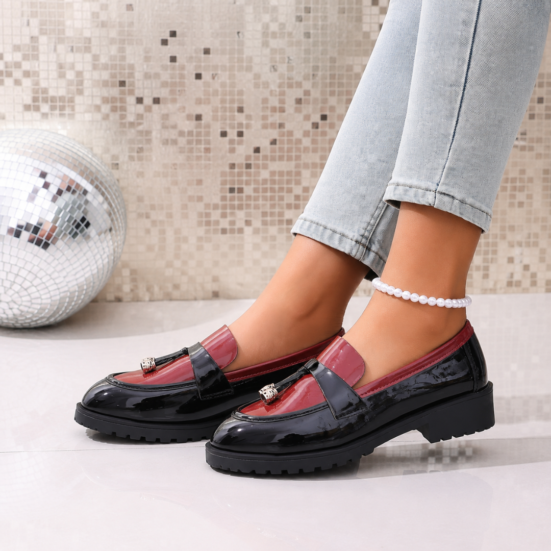 Mocassins femme noirs brillants à empiècement bordeaux, semelle crantée épaisse visible