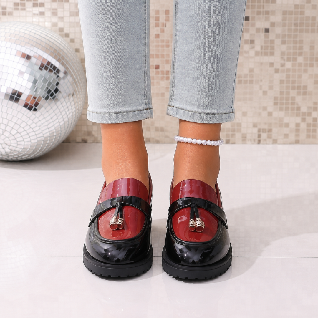 Vue de face des mocassins femme bicolores avec bride noire et pampilles dorées