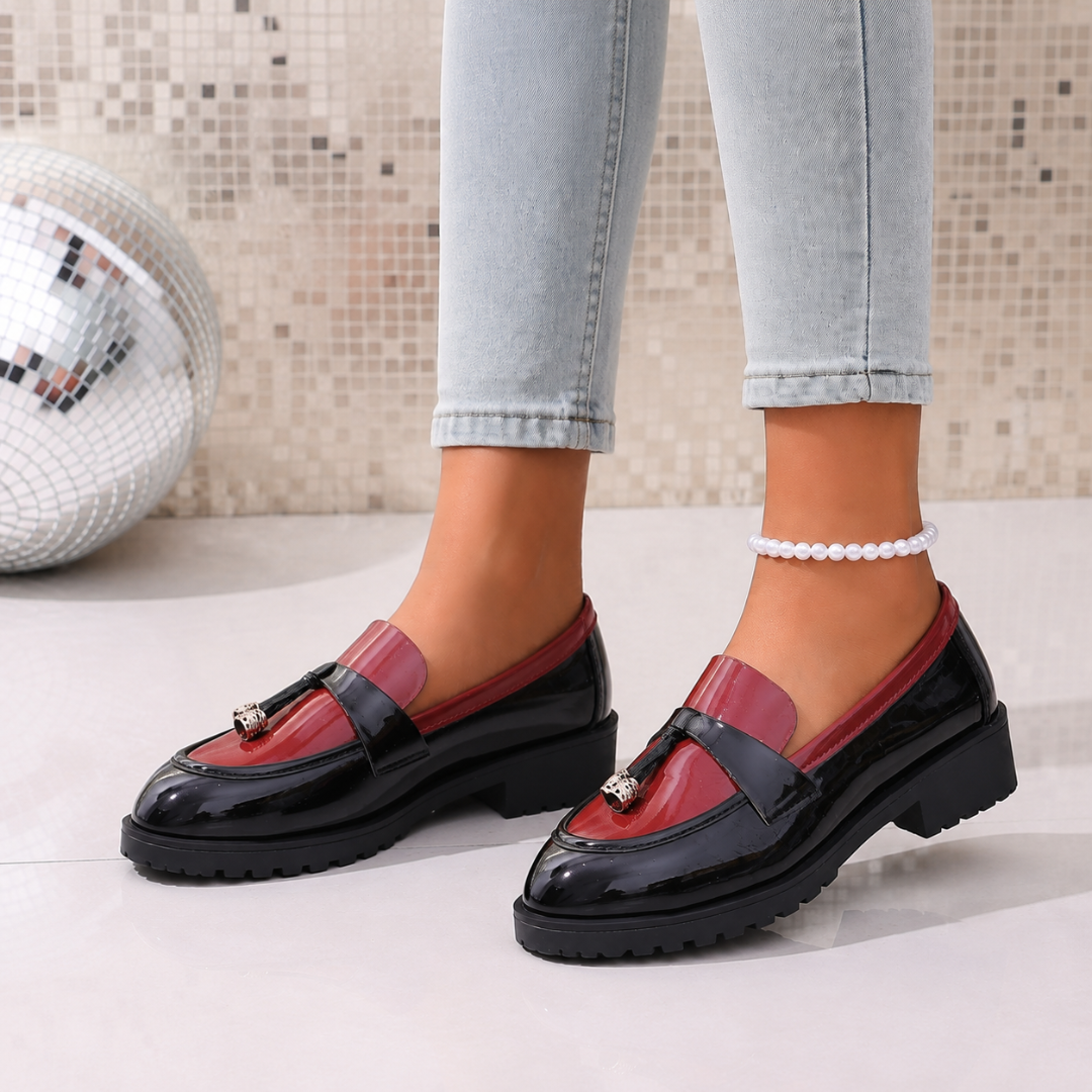 Mocassins femme noirs et bordeaux portés de trois quarts, bout rond et semelle crantée