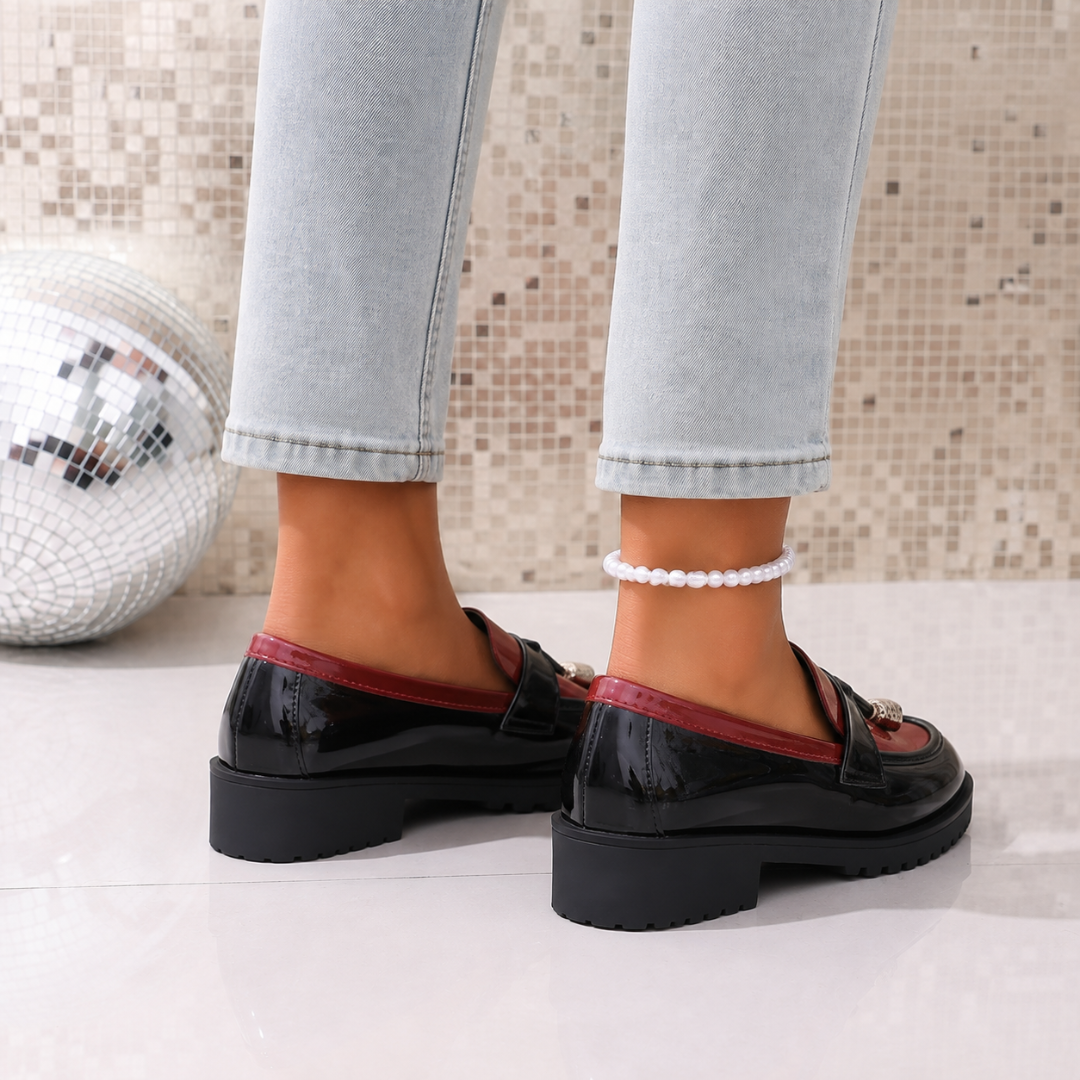 Arrière des mocassins femme noirs avec liseré bordeaux et petit talon bloc