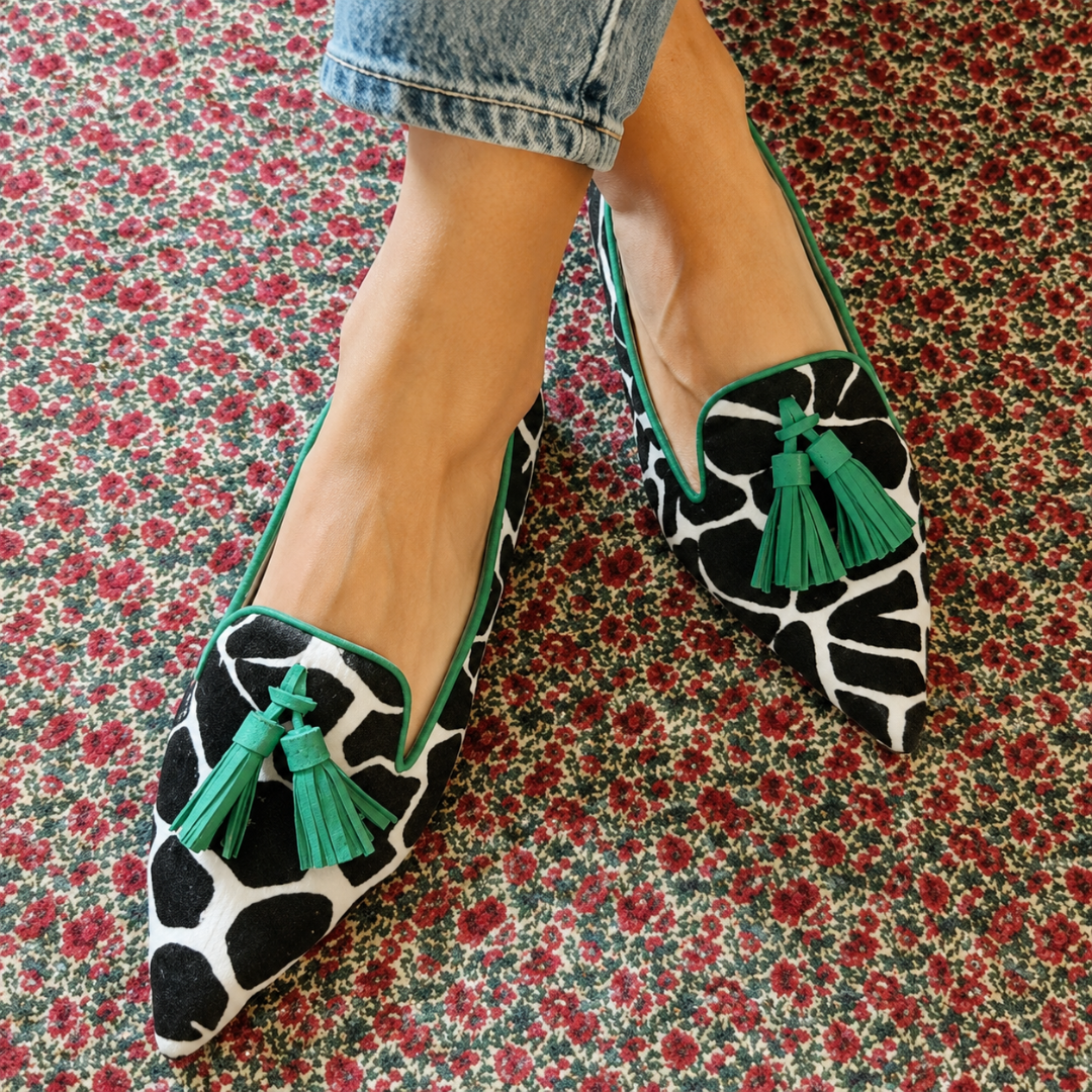 Mocassins imprimé vache noir et blanc à pompons vert clair, bout pointu