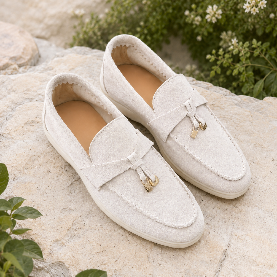 Mocassins femme blancs avec breloques dorées, intérieur beige et semelle blanche