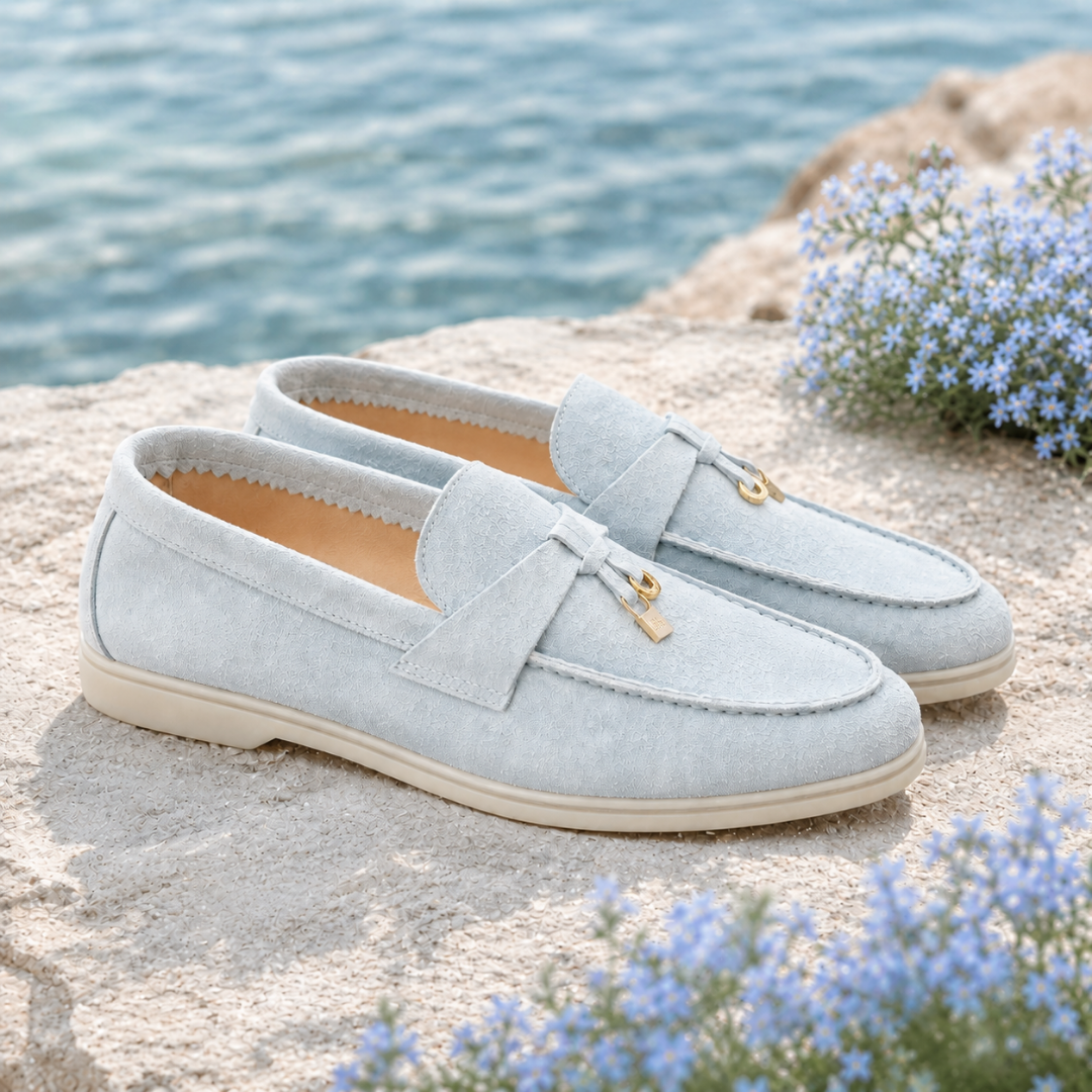 Mocassins femme bleu clair posés sur un rocher au bord de l'eau