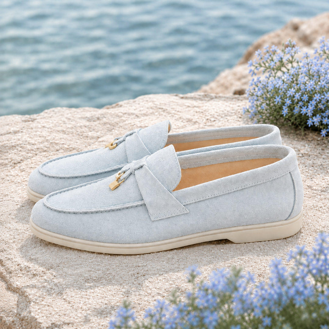 Paire de mocassins bleu clair de profil, bride surpiquée et breloques dorées