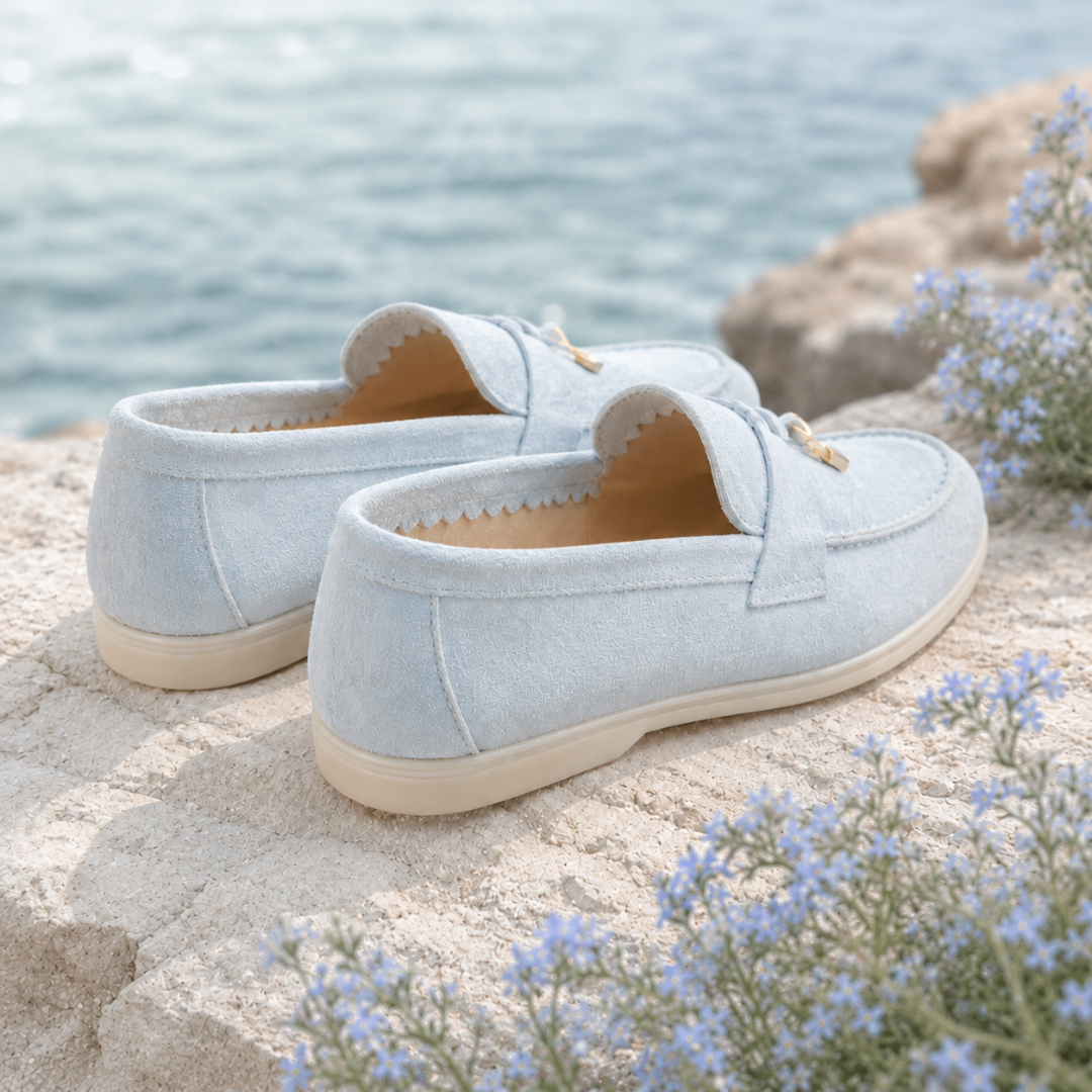 Mocassins femme bleu clair vus de dos, contrefort festonné et semelle claire
