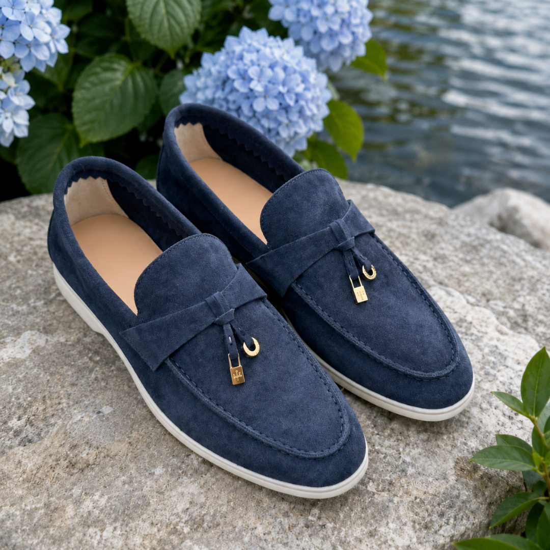 Mocassins femme bleu marine près d'hortensias, bride nouée et breloques dorées