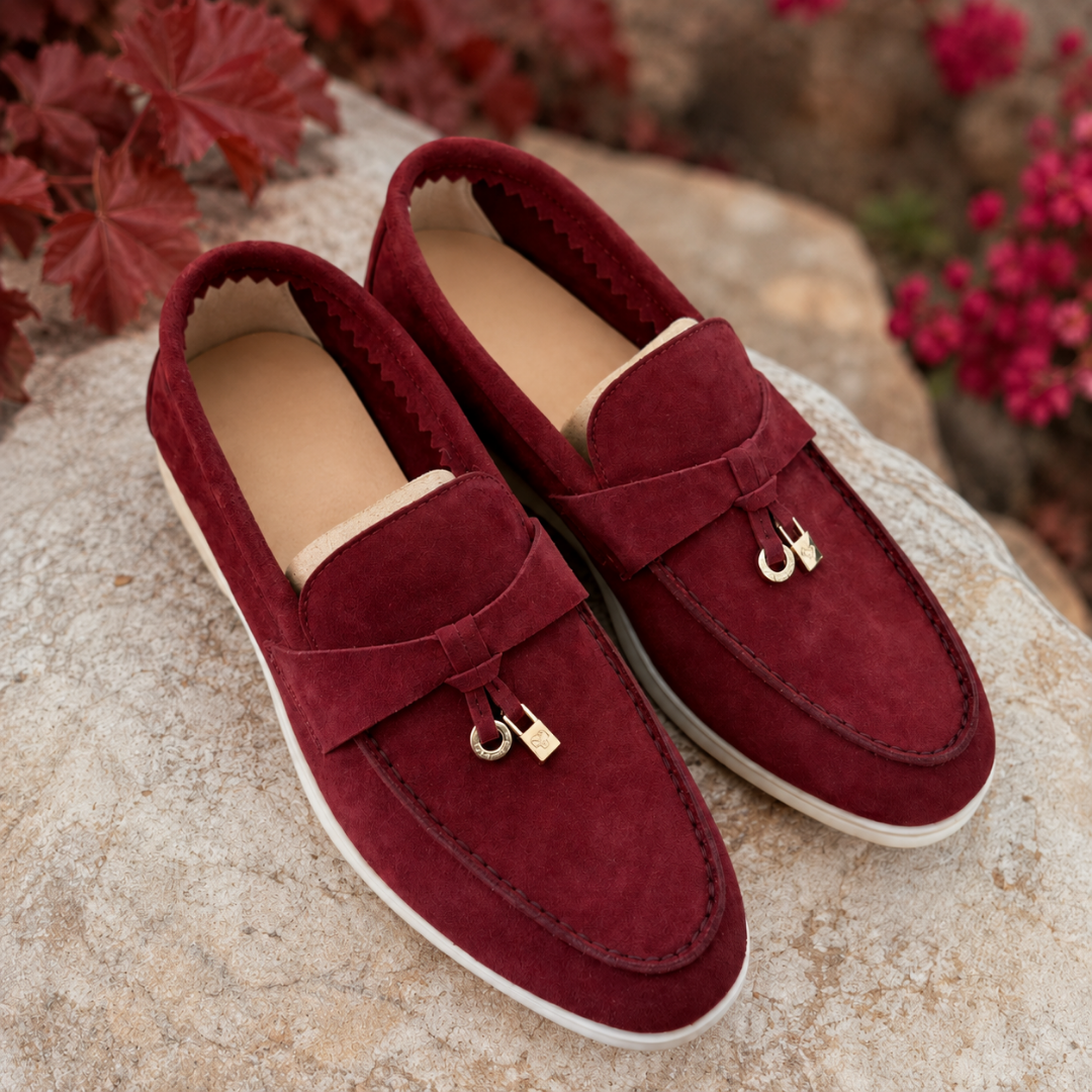 Mocassins femme bordeaux sur pierre claire, col festonné et breloques dorées