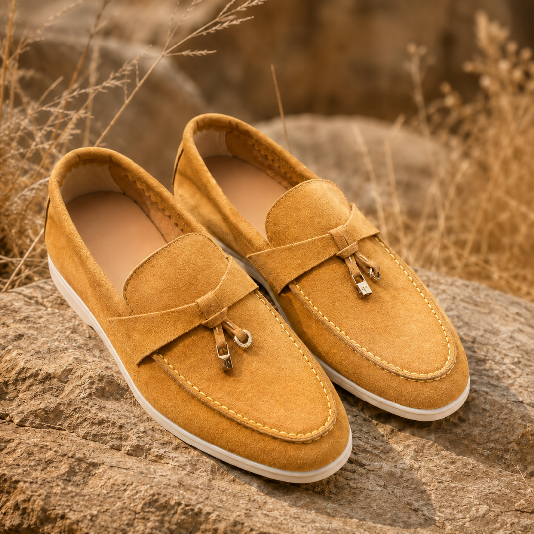 Mocassins femme camel avec coutures contrastées et petites breloques dorées
