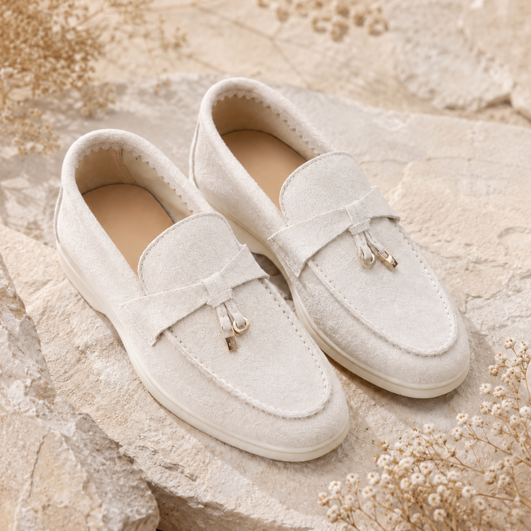 Mocassins femme crème sur pierre claire, bride nouée et pendentifs dorés