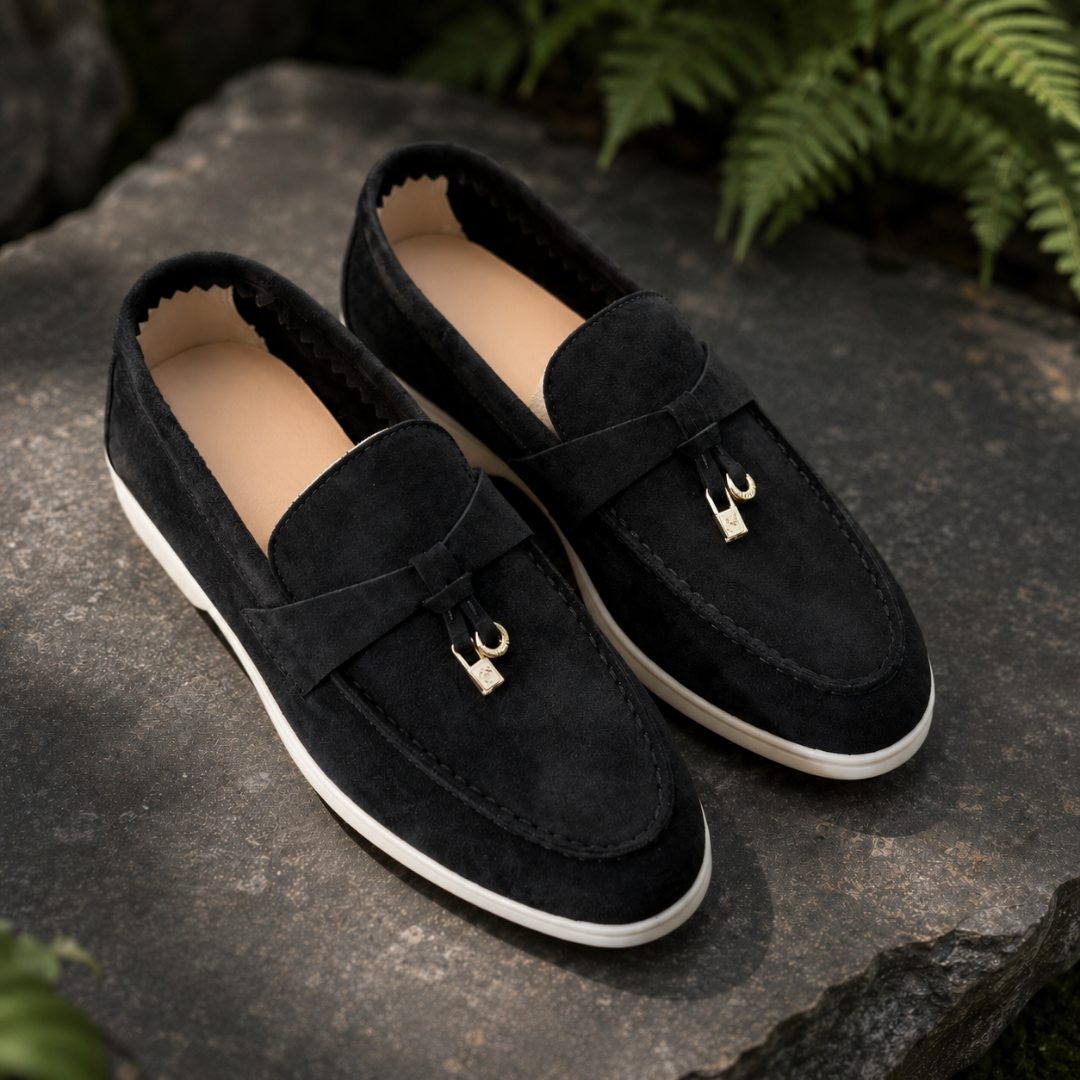 Mocassins femme noirs près de fougères, semelle blanche et breloques dorées