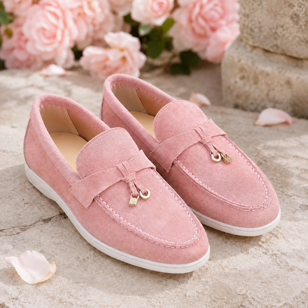 Mocassins femme rose clair devant des roses pâles, breloques dorées sur la bride