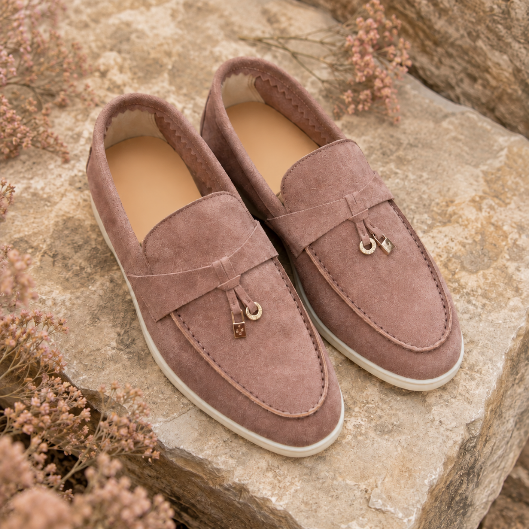 Mocassins femme vieux rose sur une pierre, bride nouée et pampilles dorées