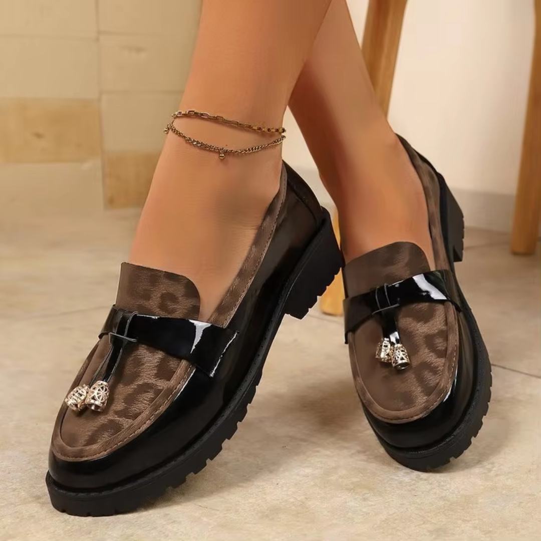 Paire de mocassins noirs à dessus léopard vue de dessus avec bride brillante et breloques
