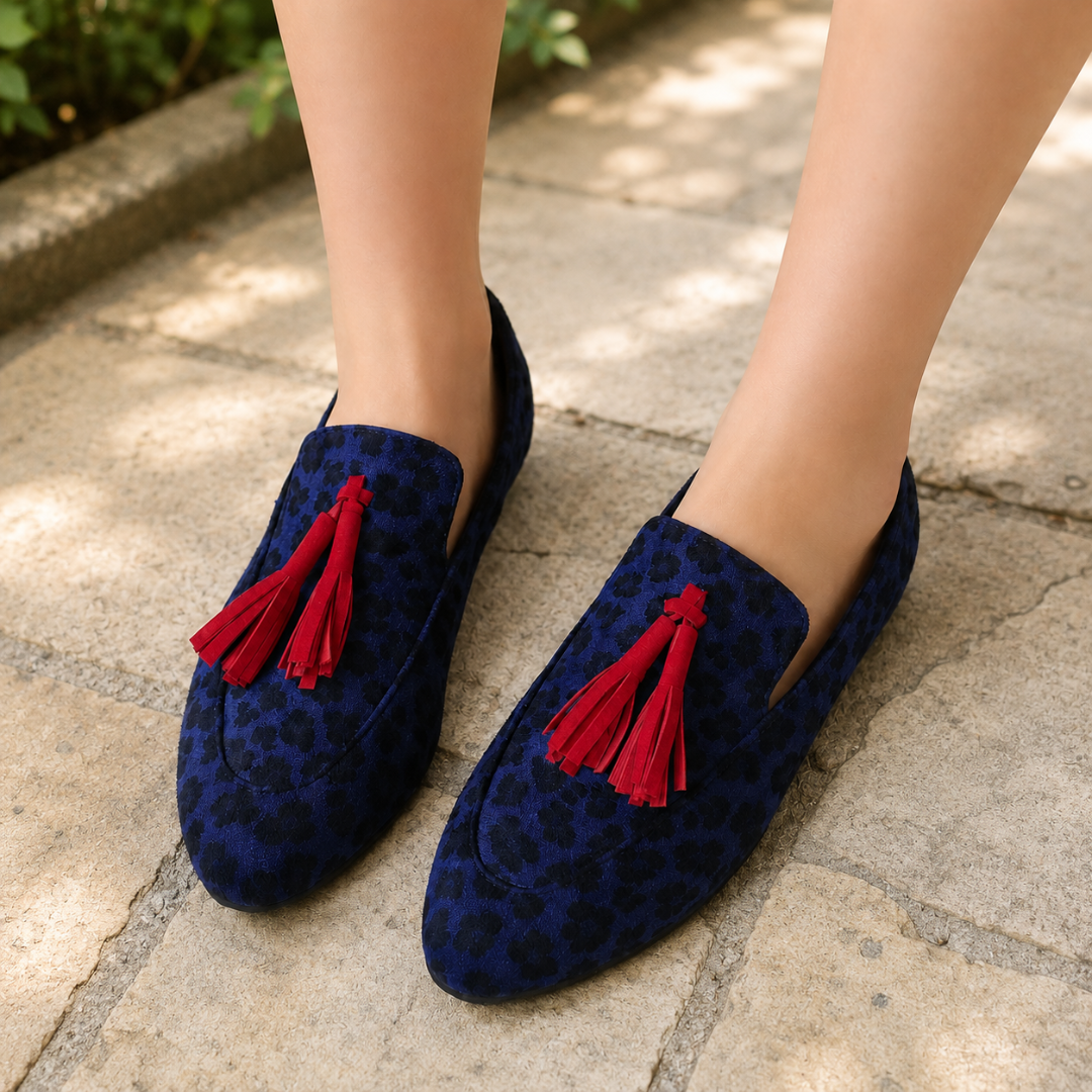 Mocassins femme léopard bleu marine avec pompons rouges et bout pointu