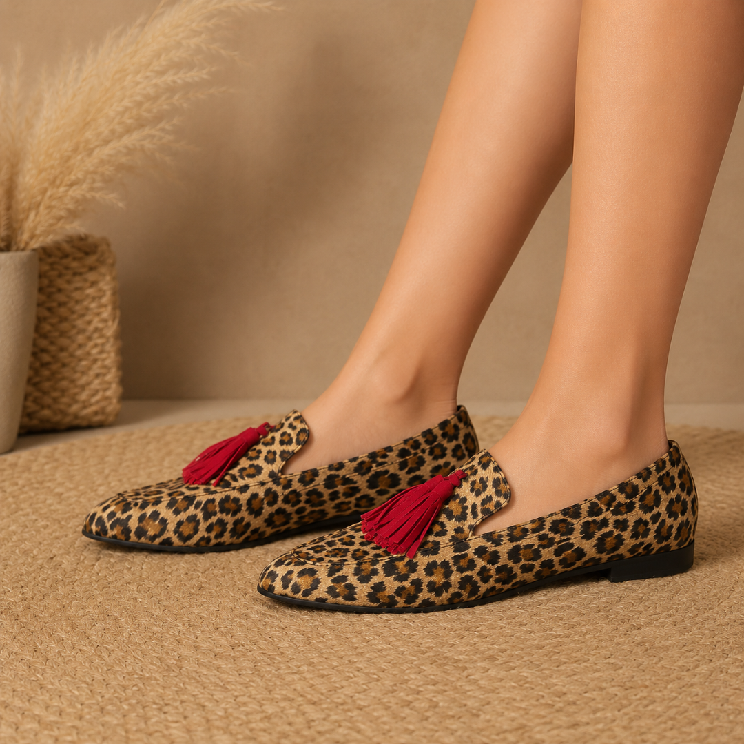 Mocassins femme léopard portés sur tapis tressé, encoche latérale visible