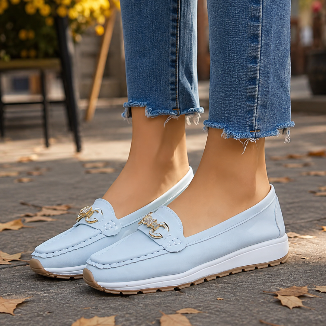 Mocassins bleu clair à enfiler, mors doré et dessous cranté beige