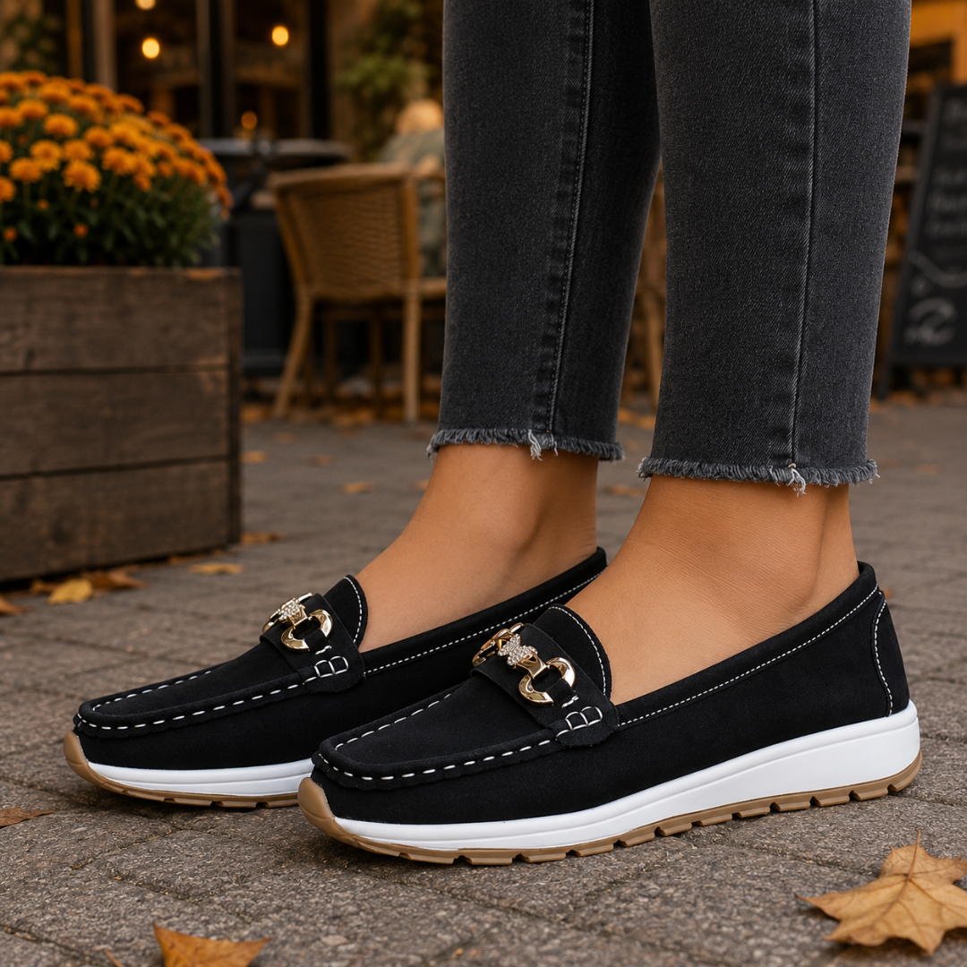 Mocassins noirs à surpiqûres blanches, mors doré et semelle blanche crantée