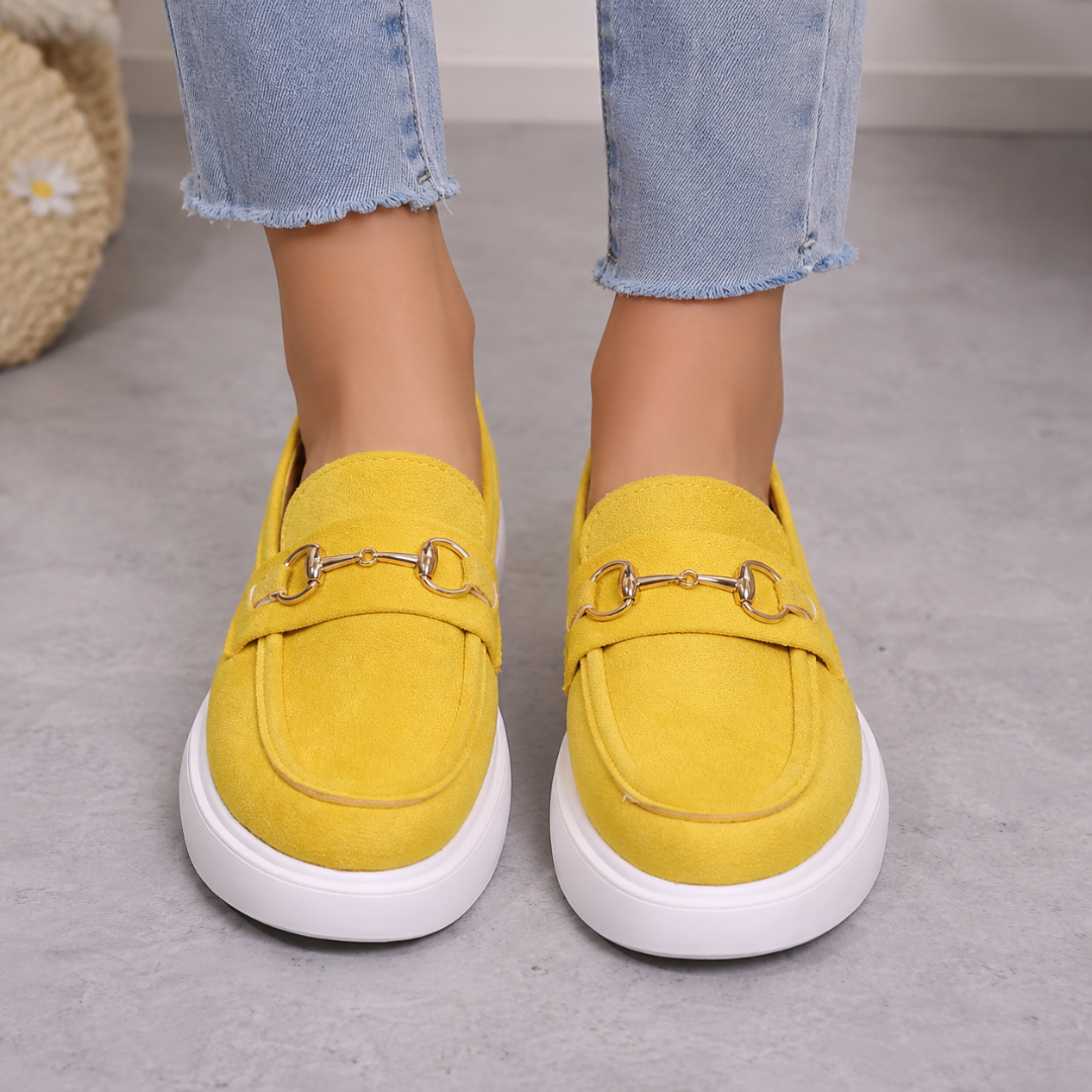 Paire de mocassins jaunes vue de face, boucle métallique et bout arrondi bien visibles