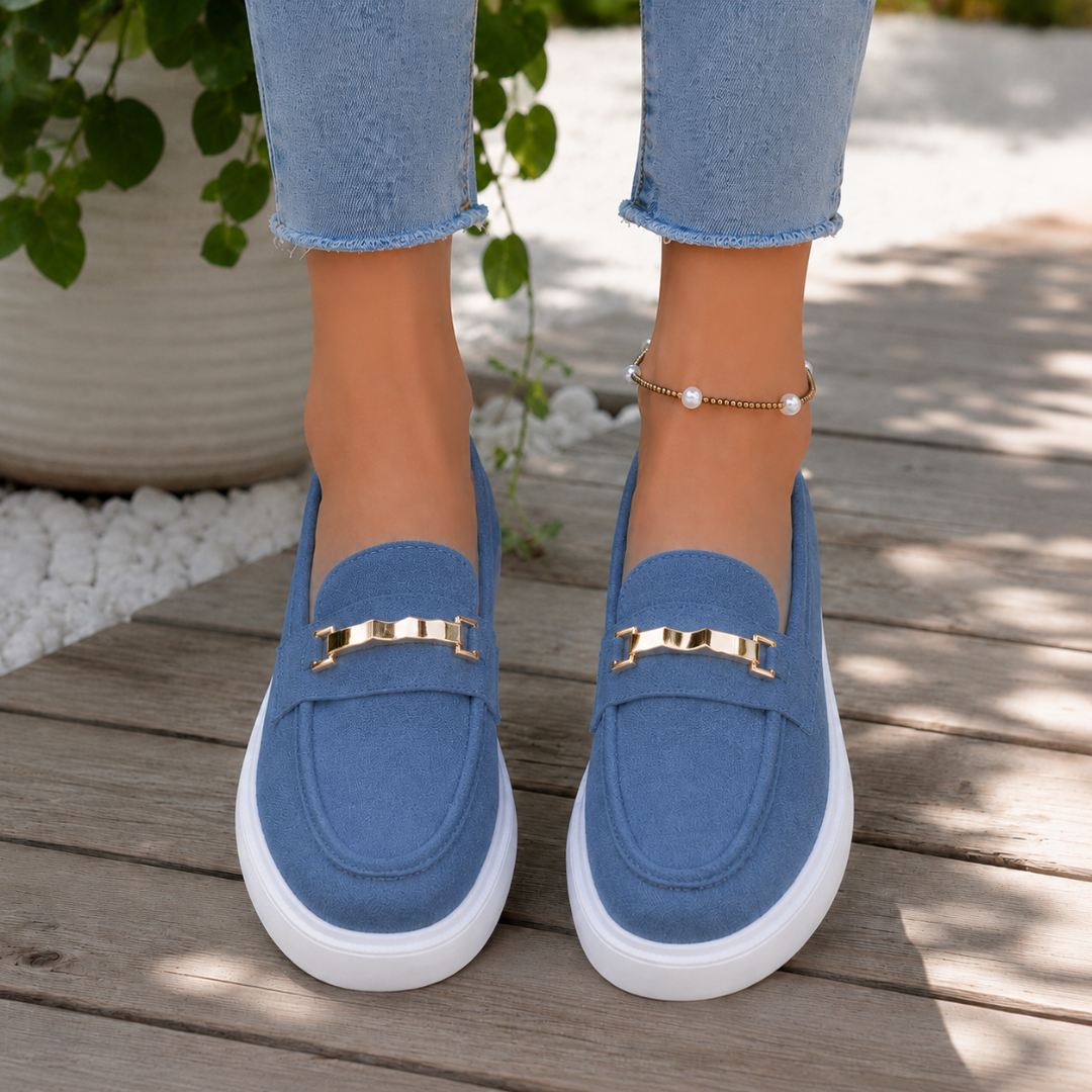 Mocassins femme bleus à plateforme blanche, chaîne dorée posée sur le dessus du pied