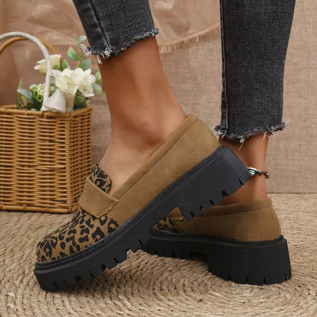 Profil des mocassins marron léopard montrant la semelle plateforme crantée noire