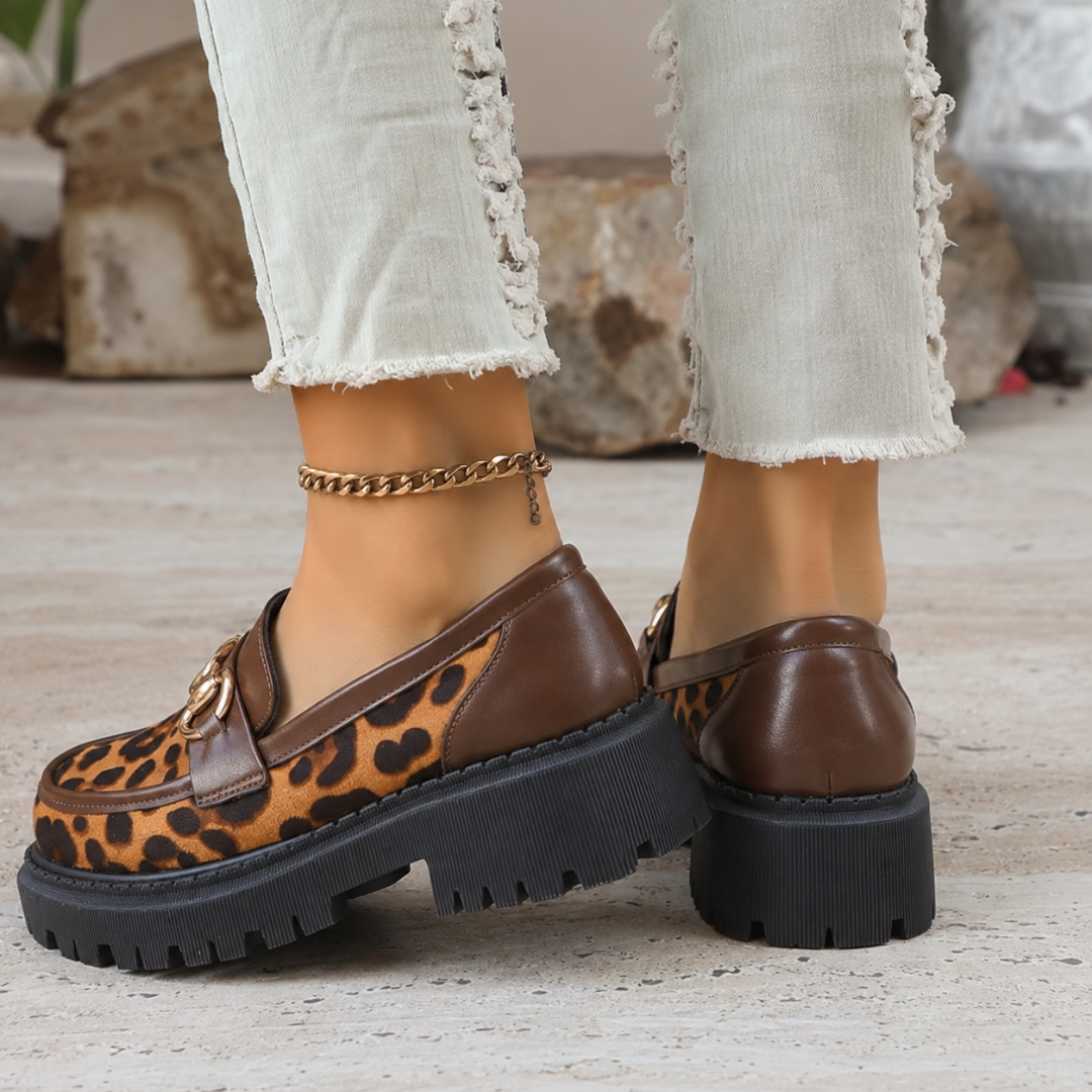 Vue arrière des mocassins léopard marron montrant le talon plateforme et la semelle crantée